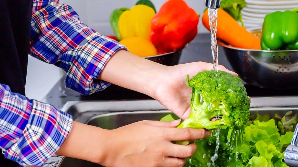 هرگز برای «شستشوی سبزی» از مایع ظرفشویی استفاده نکنید!
