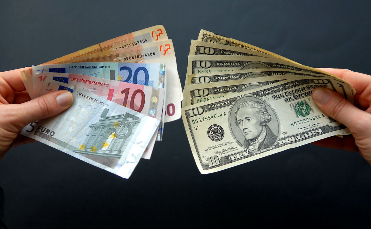 افزایش اندک نرخ دلار و یورو در صرافی‌های بانکی 