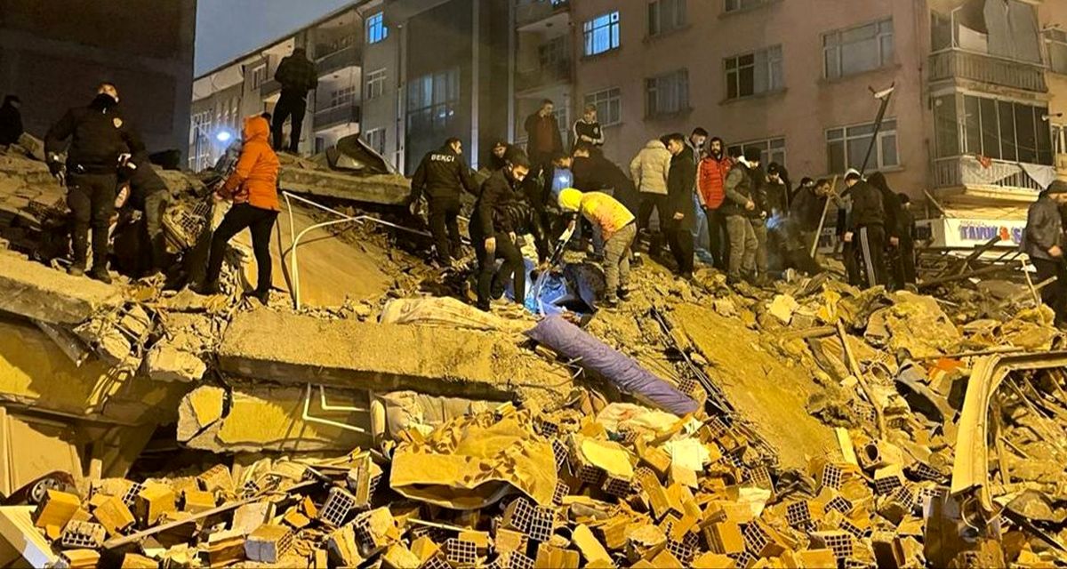 عکسی عجیب از یک ساختمان در زلزله ترکیه / فقط بالکن به جا مانده است!