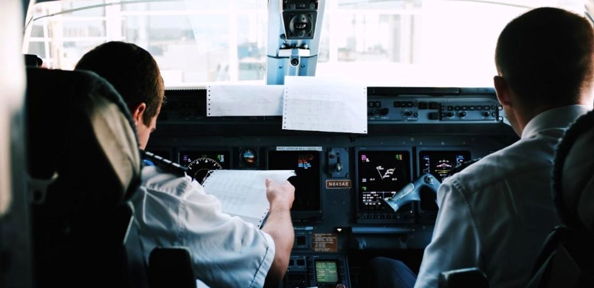 نماز خواندن خلبان در کنار هواپیما پیش از پرواز+عکس